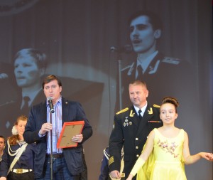 Игорь Воловиков, помощник депутата, зачитывает памятный адрес от Ольги Епифановой